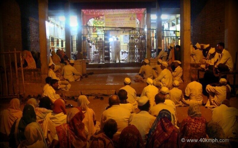 Devotees at Sant Shree Nivruttinath Maharaj Sanjeevan Samadhi, Trimbakeshwar (Maharashtra, India)