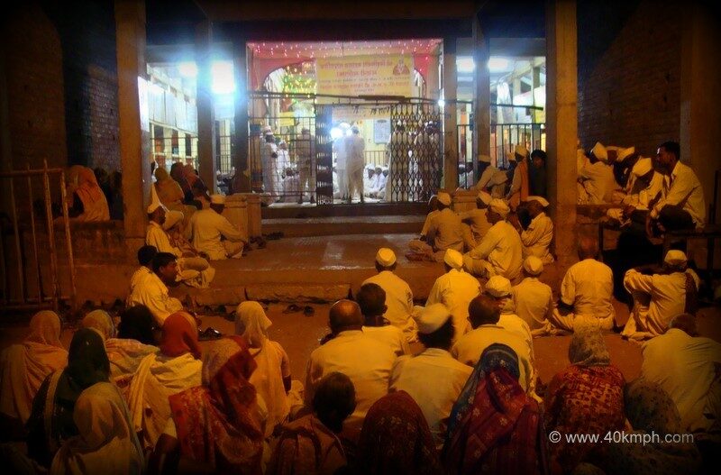 Devotees at Sant Shree Nivruttinath Maharaj Sanjeevan Samadhi, Trimbakeshwar (Maharashtra, India)