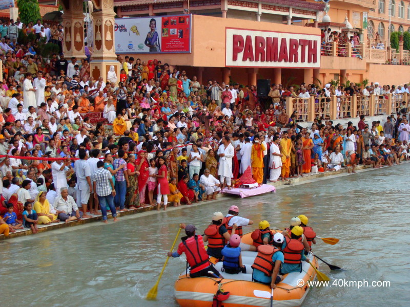 Crowd for Ganga Aarti at Parmarth Ghat (Swargashram)