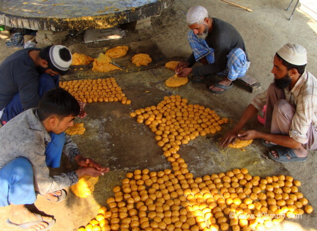 Making of Laddu Gur nearby Mission School, Delhi-Haridwar Road, Manglore (nearby Roorkee), Haridwar, Uttarakhand, India