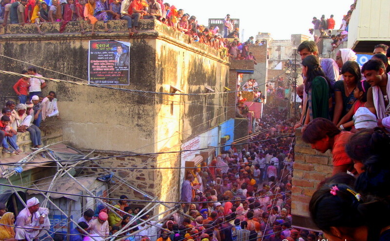 Crowd at Barsana (Uttar Pradesh, India) for Lathmar Holi