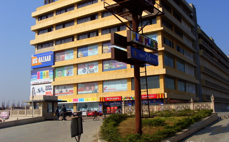 Express Mall, NH8, Vapi (Valsad, Gujarat, India)