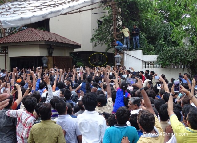 Amitabh Bachchan Sunday Darshan at Jalsa in Juhu, Mumbai, India