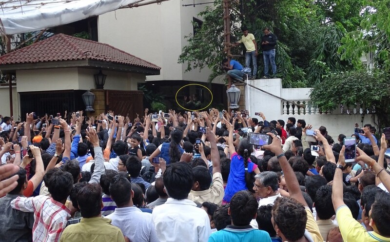 Amitabh Bachchan Sunday Darshan at Jalsa in Juhu, Mumbai, India