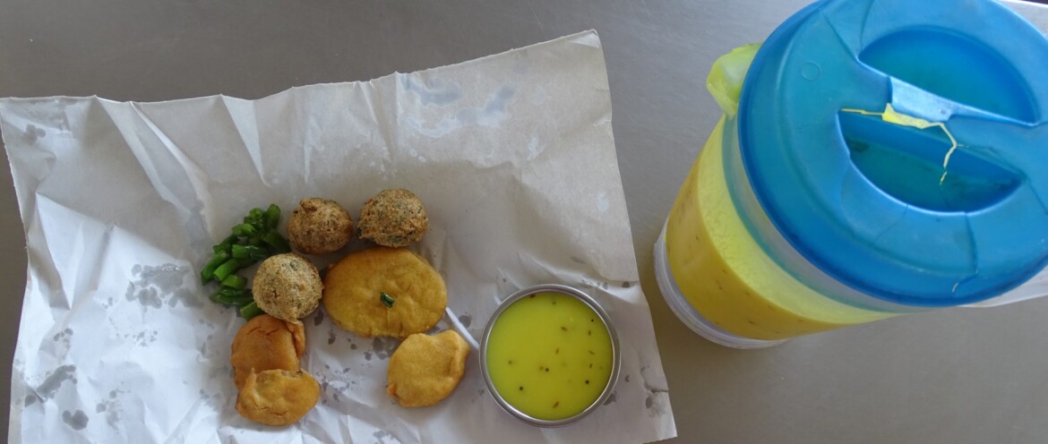 Bhajiya with Kadhi at Jail Bhajiya House (Subhash Circle, Ahmedabad, Gujarat, India)