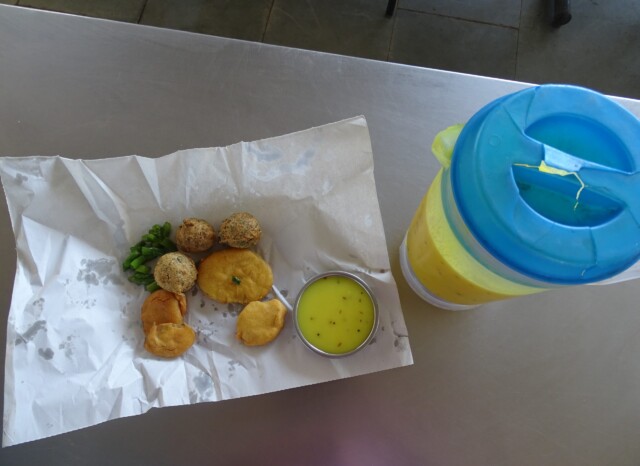 Bhajiya with Kadhi at Jail Bhajiya House (Subhash Circle, Ahmedabad, Gujarat, India)