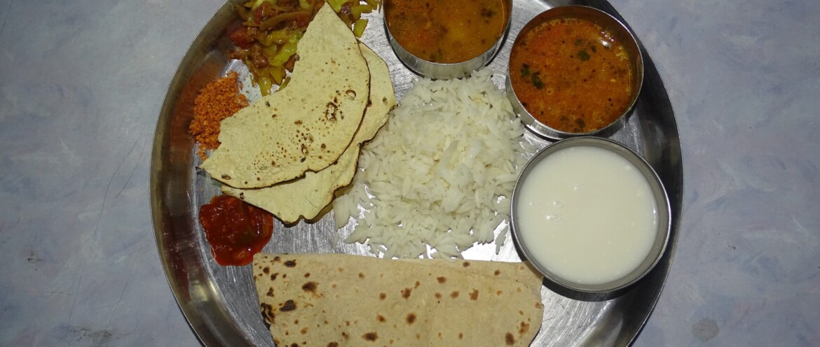 Dinner at Shri Yogeshwari Yatri Niwas (Ambajogai, Maharashtra, India)