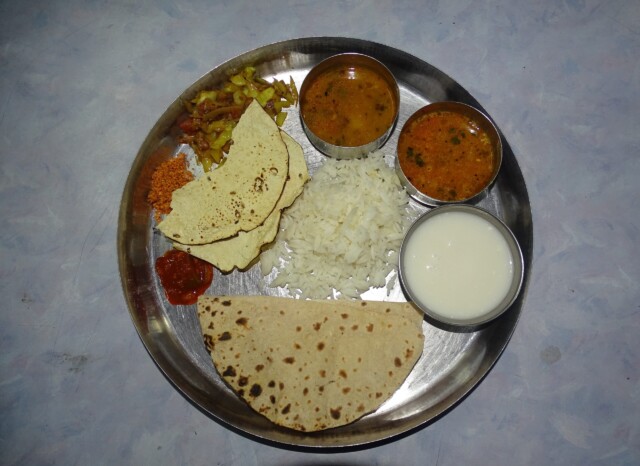 Dinner at Shri Yogeshwari Yatri Niwas (Ambajogai, Maharashtra, India)