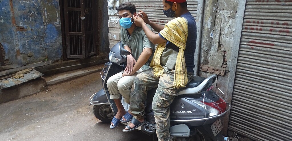 Roadside Ear Wax Cleaning in Chandni Chowk, Delhi, India