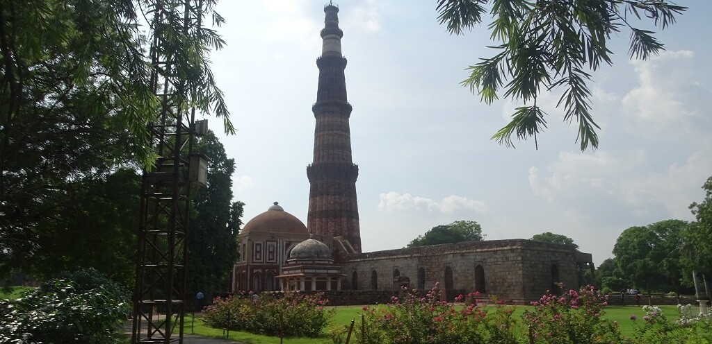 View of Tomb of Imam Zamin and Qutb Minar (Delhi, India)