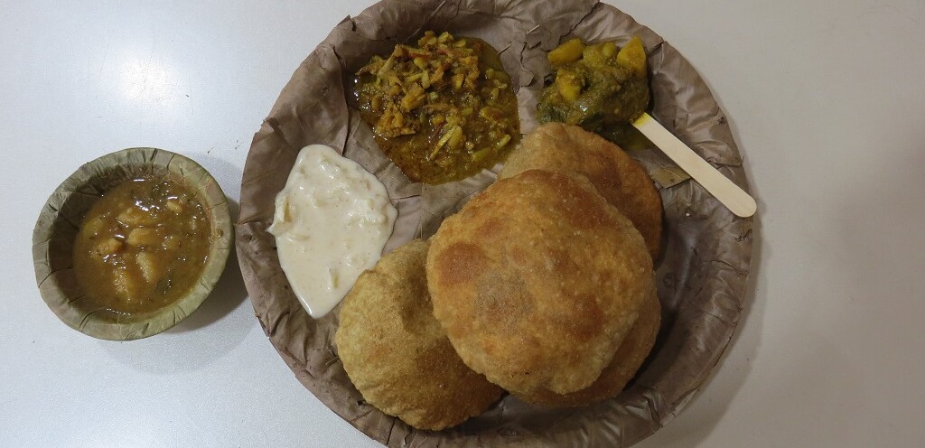 Desi Ghee Kachori-Sabzi-Raita at Sulaki Lal Sri Nath & Sons (Prayagraj, Uttar Pradesh, India)
