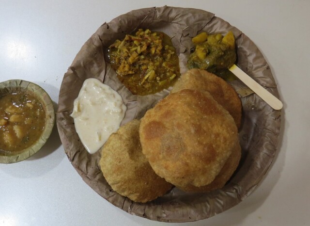 Desi Ghee Kachori-Sabzi-Raita at Sulaki Lal Sri Nath & Sons (Prayagraj, Uttar Pradesh, India)