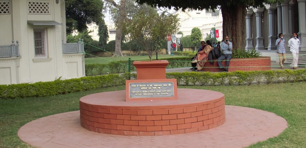 Jawaharlal Nehru's Ashes were Kept Here Before Immersion in The Sangam