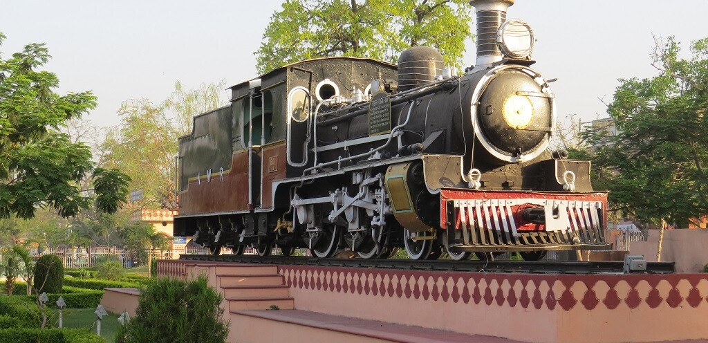 641 OJ – A Steam Locomotive on Display at Jaipur Railway Station (Rajasthan, India)
