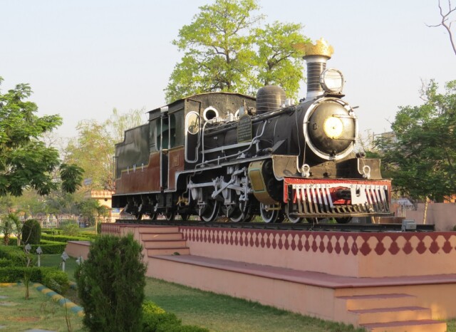 641 OJ – A Steam Locomotive on Display at Jaipur Railway Station (Rajasthan, India)