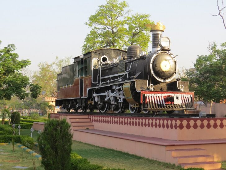 641 OJ – A Steam Locomotive on Display at Jaipur Railway Station (Rajasthan, India)