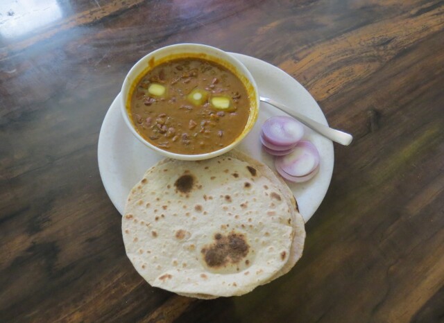 Rajma Masala with Butter (Amul), Roti & Onion at Zostel, Jaipur (Rajasthan, India)