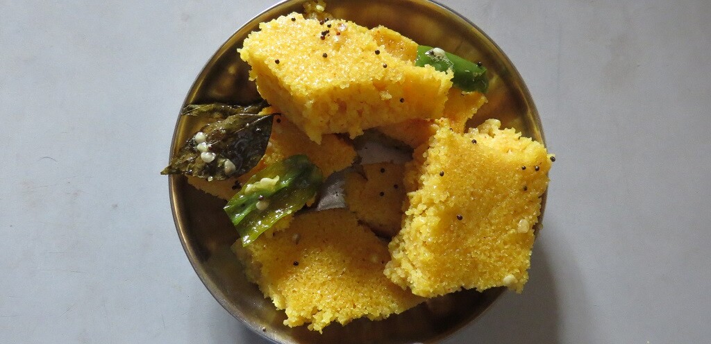 Dhokla-Khaman at Marwari Tiffin Center in Vrindavan (Uttar Pradesh, India)