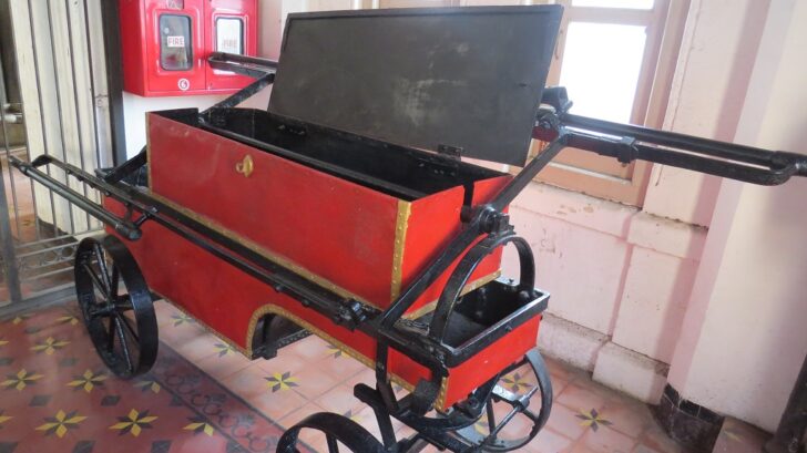 Vintage Hand-Pumped Fire Engine at CSMT Heritage Museum in Mumbai (Maharashtra, India)