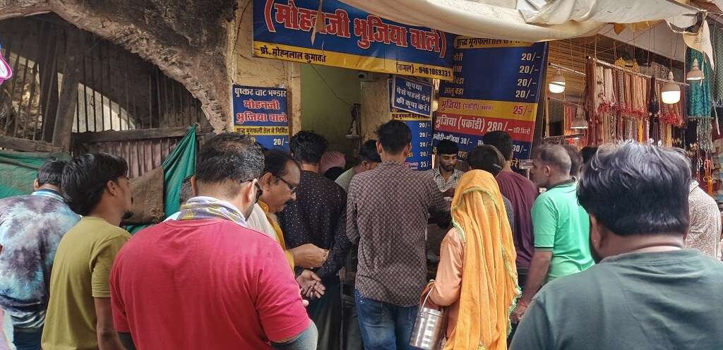 Crowd for Breakfast at Pushkar Chaat Bhandar (Mohan Ji Bhujiya Wale)