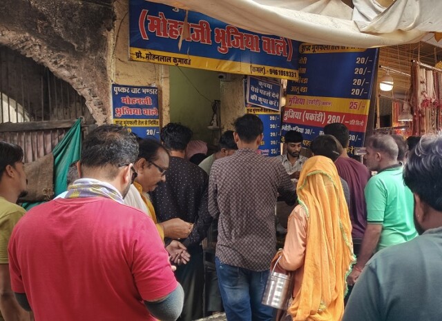 Crowd for Breakfast at Pushkar Chaat Bhandar (Mohan Ji Bhujiya Wale)