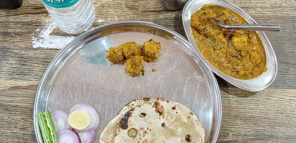 Gatte ki Sabzi with Butter Roti at Radhe Ji Restaurant (Pushkar, Rajasthan, India)