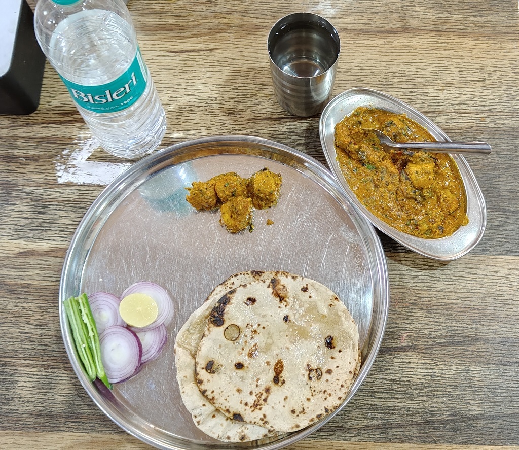 Gatte ki Sabzi with Butter Roti at Radhe Ji Restaurant (Pushkar, Rajasthan, India)