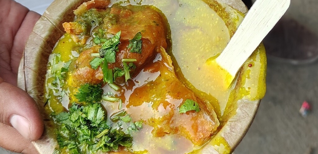 Kadhi-Kachori at Khandelwal Chat Bhandar, Ajmer (Rajasthan, India)