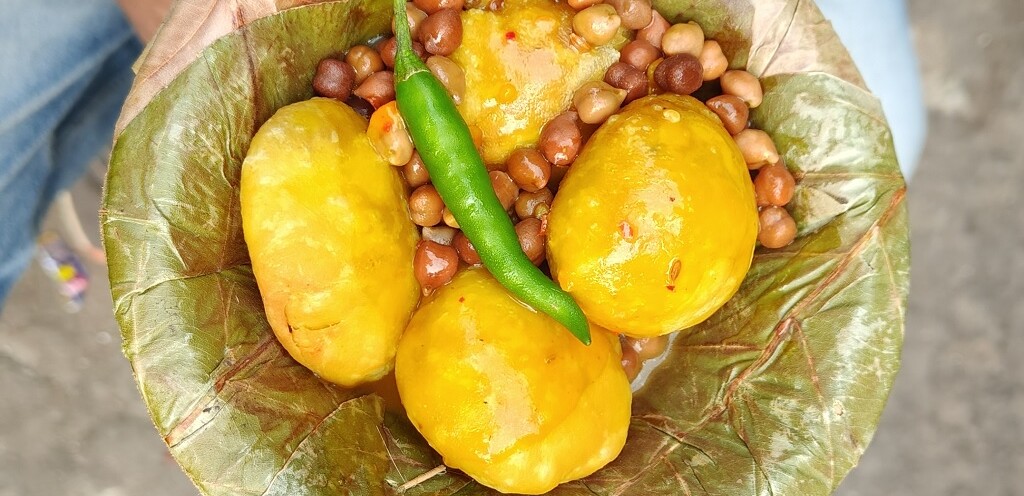 Kachori & Ghugni (Late Nandu Ji Kachri Wale, Chowk, Sabzi Bazaar, Patna City, Bihar, India)