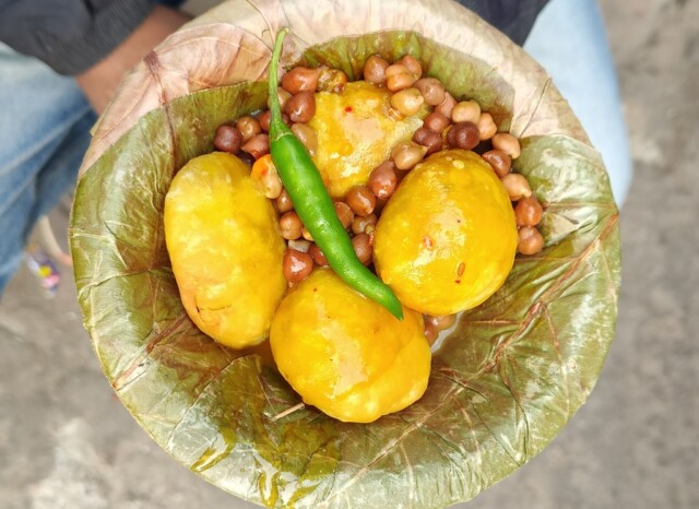 Kachori & Ghugni (Late Nandu Ji Kachri Wale, Chowk, Sabzi Bazaar, Patna City, Bihar, India)