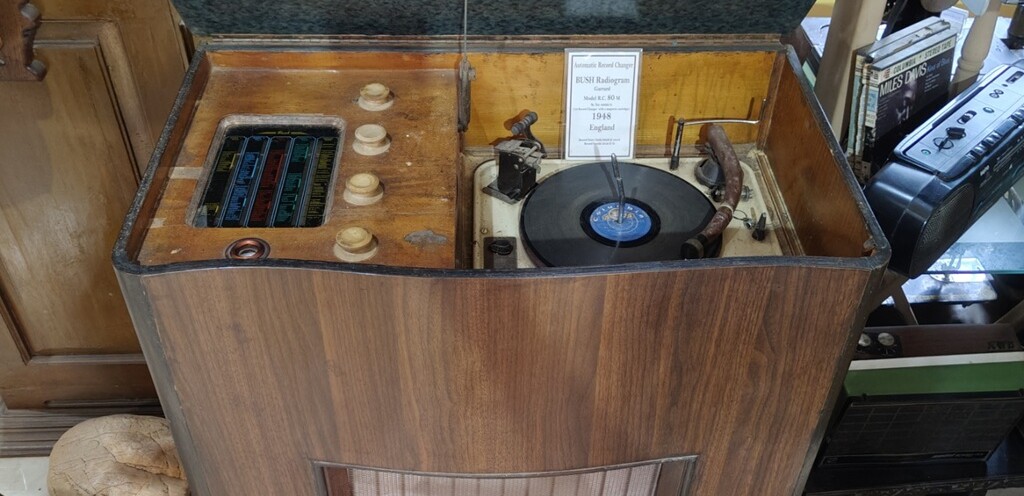 BUSH Radiogram - Automatic Record Changer (1948, England)