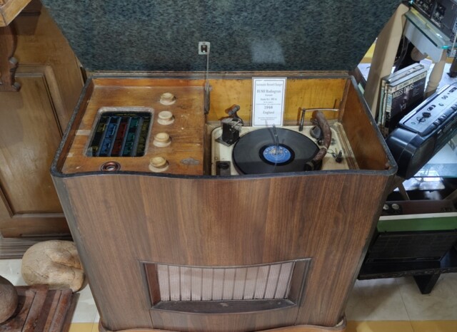 BUSH Radiogram - Automatic Record Changer (1948, England)