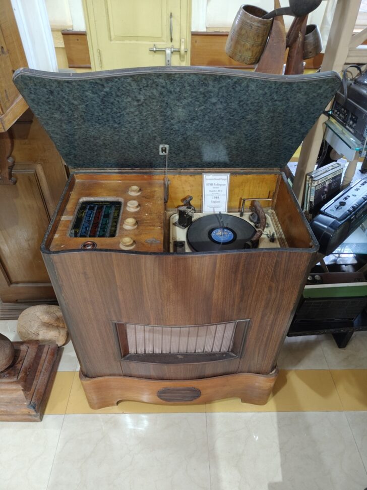 BUSH Radiogram - Automatic Record Changer (1948, England)