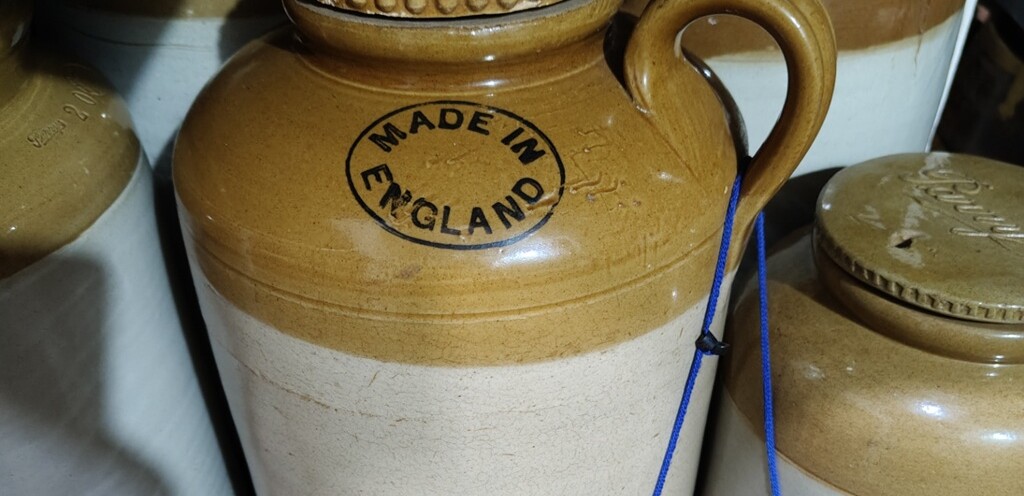 Traditional Ceramic Barni - Bayam (made in England) at CASA ARAUJO ALVARES, Goa (India)