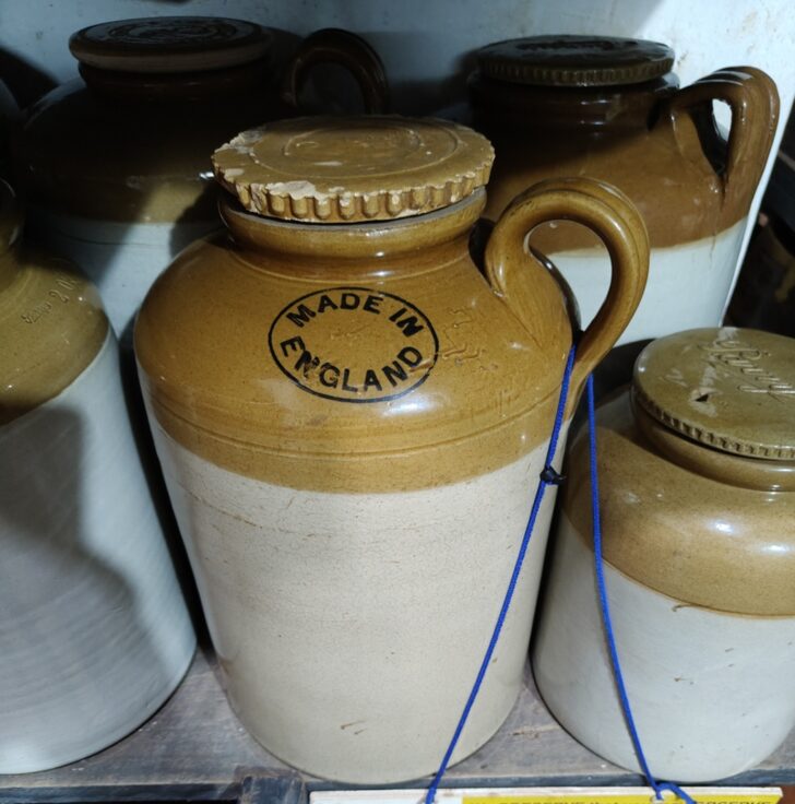 Traditional Ceramic Barni - Bayam (made in England) at CASA ARAUJO ALVARES, Goa (India)