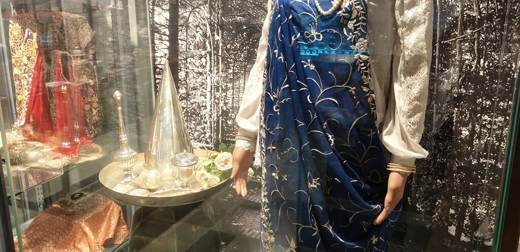 Gara Saree - Costume of Parsi Women (The F.D. Alpaiwalla Museum, Mumbai, India)