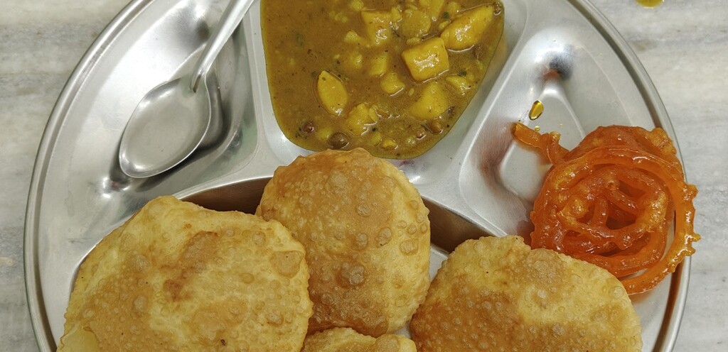 Puri+Aloo-Sabzi+Jalebi - Breakfast at Mahadev Misthan Bhandar in Patna (Bihar)