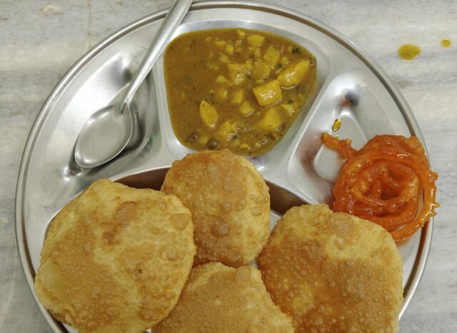 Puri+Aloo-Sabzi+Jalebi - Breakfast at Mahadev Misthan Bhandar in Patna (Bihar)