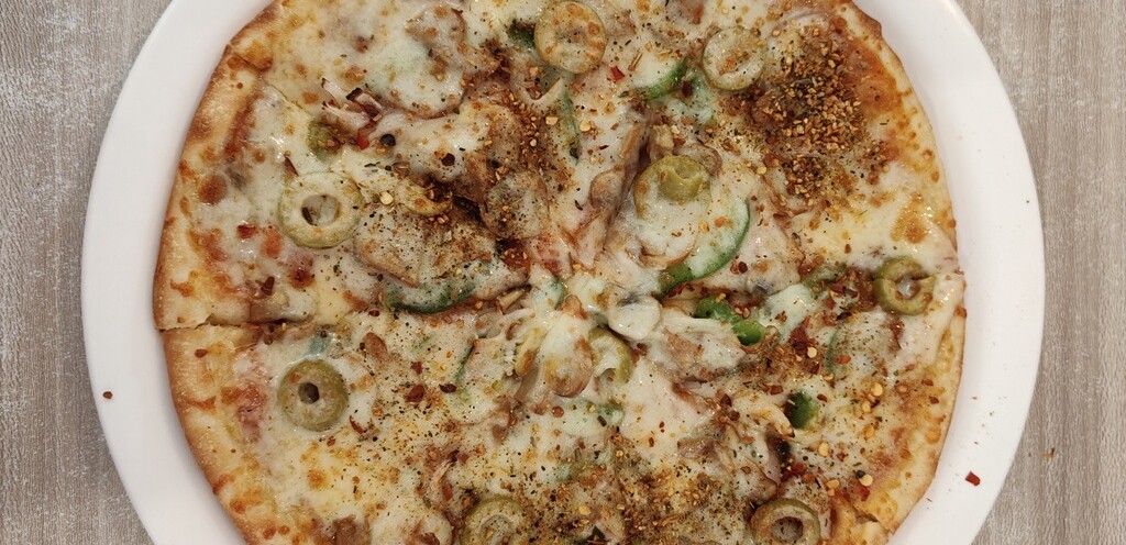 Veg. Supreme Pizza as an Afternoon Snack at Be Happy Cafe, Bodhgaya (Bihar)