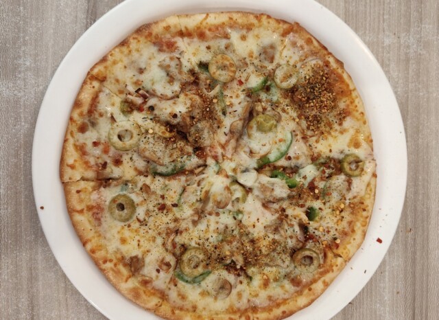 Veg. Supreme Pizza as an Afternoon Snack at Be Happy Cafe, Bodhgaya (Bihar)